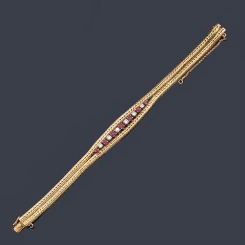  Pulsera con banda de brillantes intercalado con rubíes talla redonda en montura con diseño de doble espiga en oro amarillo de 18K.