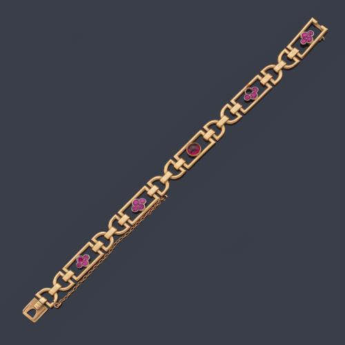 Pulsera en oro amarillo de 18 K con rubelitas.