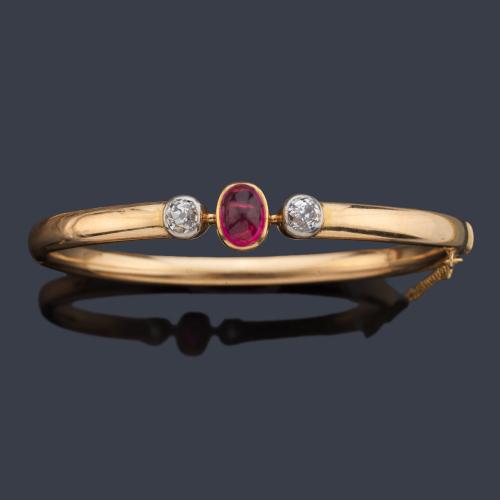  Pulsera rígida con dos diamantes talla 'old cut' de aprox. 1,20 ct y rubí central talla cabujón. Circa 1890.