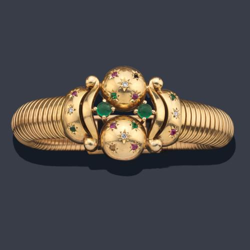  Pulsera años '50 con frente de vidrios verdes talla cabujón, diamantes talla 8/8 y rubíes sintéticos en engaste estrella (falta uno) con correa de tubogás.