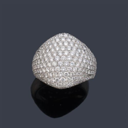 Anillo bombé con pavé de brillantes de aprox. 6,16 ct en total.q