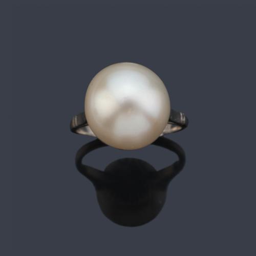 Anillo con perla australiana de aprox. 14,00 mm en montura de platino.