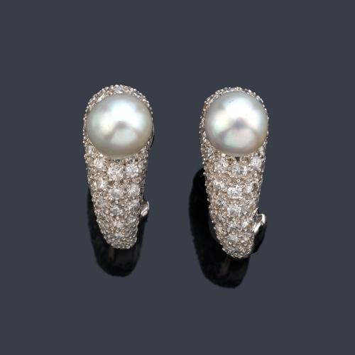  Pendientes tipo criolla con pareja de perlas de aprox. 9,37 mm y 9,05 mm sobre pavé de brillantes de aprox. 1,70 ct en total.