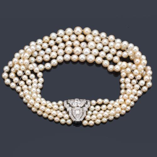 Collar con cinco hilos de perlas de aprox. 6,57 mm - 9,81 mm con broche época 'art decó' con diseño geométrico con diamantes talla antigua, baguette y 8/8 de aprox. 5,86 ct en total.