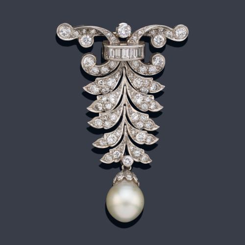 Broche con diseño vegetal con diamantes talla baguette, brillante y 8/8 de aprox. 5,03 ct en total y remate de perla australiana aperillada de aprox. 11,00 mm.