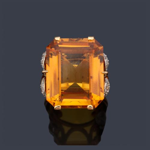 Anillo de cocktail con cuarzo citrino talla rectangular de aprox. 19,12 ct con decoración de diamantes talla rosa en ambos lados. Años '70.