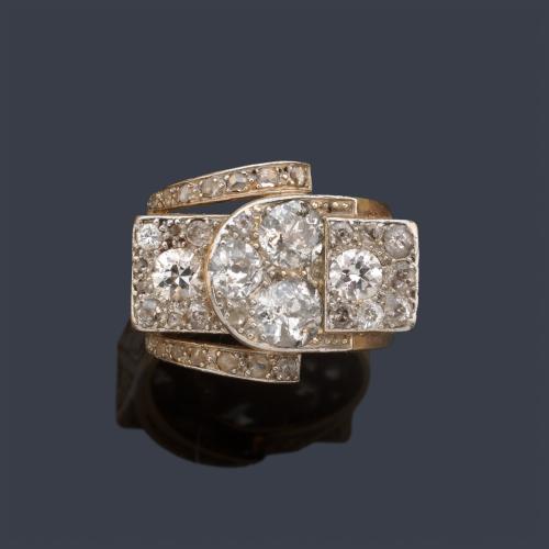 Anillo chevalier con diamantes talla antigua y sencilla en montura cincelada en oro amarillo de 18K y vista en platino. Años '40.