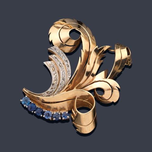 Broche retro con diseño de roleos con diamantes talla rosa y zafiros talla redonda. Años '40.