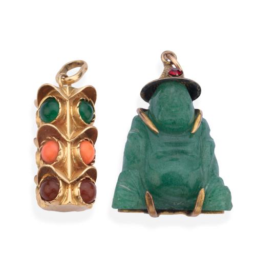 Dos colgantes uno en forma de buda en cuarzo verde y de semaforo con gemas duras, en montura de oro amarillo de 18K.