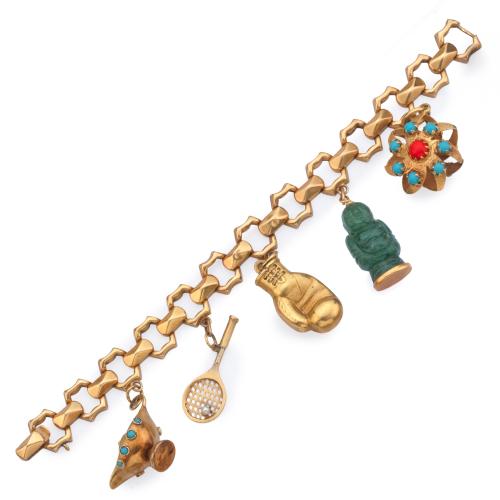 Pulsera con eslabones retro en oro amarillo de 18K con cinco dijes con diferentes motivos.