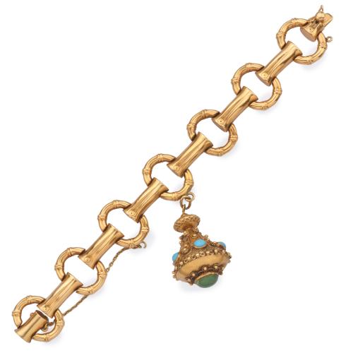 Pulsera con eslabones ovalados con diseño de bambú y dije en forma de perilla con decoración de turquesas talla cabujón. Años '70.