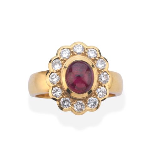  Anillo con rubí talla cabujón de aprox. 1,73 ct con orla de brillantes de 0,70 ct en total.