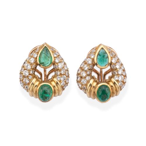  Pendientes cortos con diseño de pera con brillantes de aprox. 0,75 ct en total y esmeraldas talla cabujón.