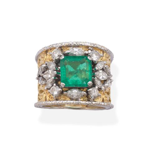  Anillo ancho con esmeralda central de aprox. 2,70 ct con orla de diamantes talla marquís de aprox. 1,90 ct en total. Certificado CISGEM.