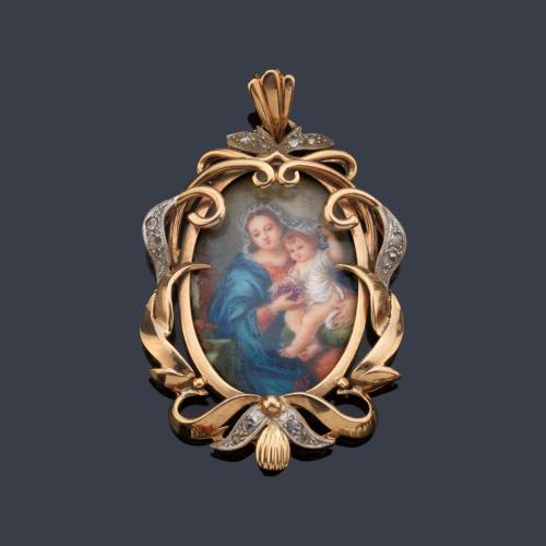  Medalla devocional con miniatura de La Imagen de La Virgen de las Uvas pintada a mano, enmarcado con diseño de roleos y detalles con diamantes talla rosa.
