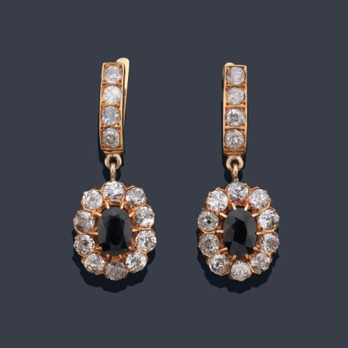  Pendientes largos con pareja de zafiros talla oval de aprox. 2,40 ct con orla de diamantes talla 'old cut' de aprox. 4,00 ct en total. Años '30.