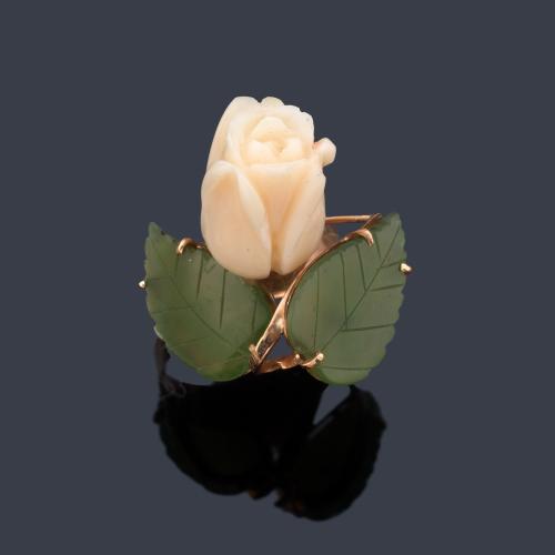  Anillo con motivo de flor tallado ricamente en jade, en montura de oro amarillo de 18K.
