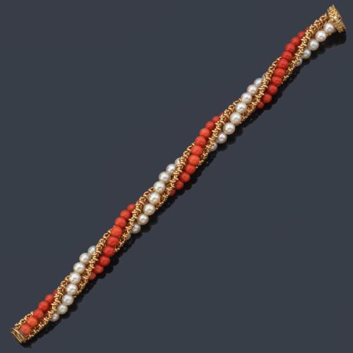  Pulsera semirrígida con hilo de perlas de aprox. 5,00 mm, cuentas de coral y cordón de oro amarillo de 18K entrelazado.