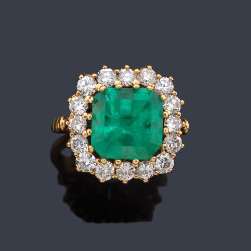  Anillo con esmeralda central de aprox. 4,58 ct con orla de brillantes de aprox. 0,80 ct en total.