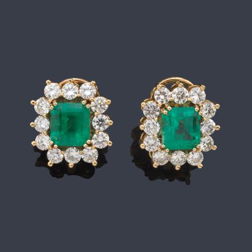  Pendientes cortos con pareja de esmeraldas de aprox. 7,00 ct y orla de brillantes de aprox. 2,40 ct en total.