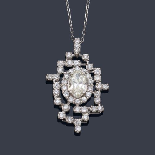  Colgante con diseño calado con diamante central talla oval de aprox. 0,62 ct con brillantes de aprox. 0,62 ct en total.