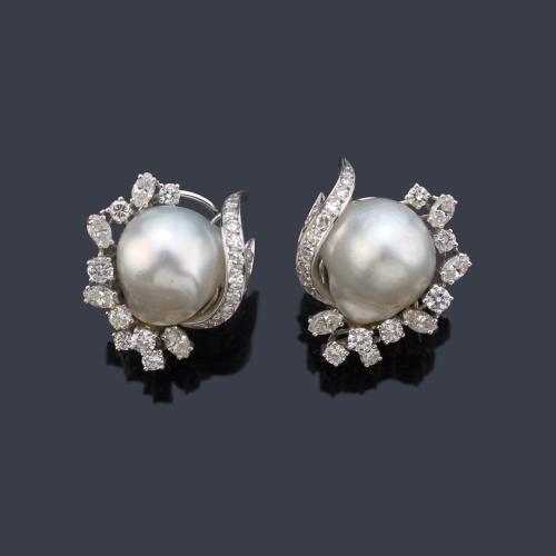  Pendientes cortos con pareja de perlas australianas barrocas de aprox. 14,35 mm y 13,60 mm con copete de diamantes talla brillante, marquís y 8/8 de aprox. 2,65 ct en total.