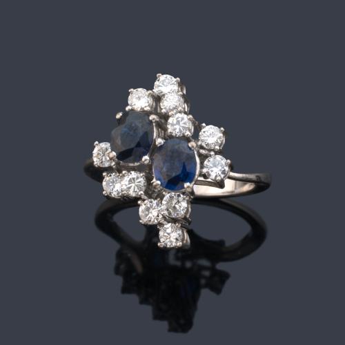  Anillo con dos zafiros talla oval de aprox. 0,70 ct y brillantes de aprox. 0,60 ct en total.