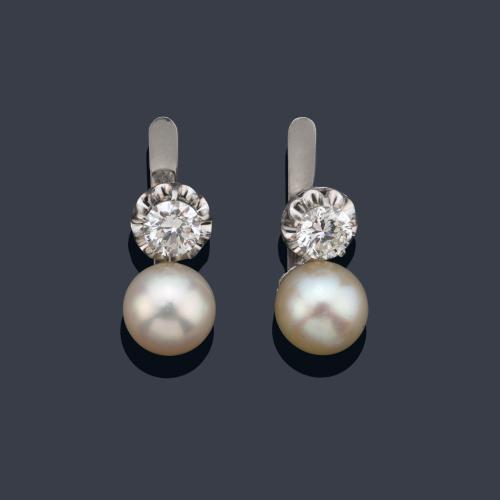  Pendientes 'tú y yo' con pareja de perlas de aprox. 9,70 mm - 9,57 mm y dos brillantes de aprox. 0,74 ct y 0,73 ct respectivamente.