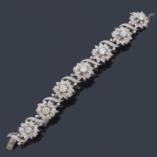  Pulsera con siete motivos florales con diamantes talla brillante y 16/16 de aprox. 11,80 ct en total. Años '60.