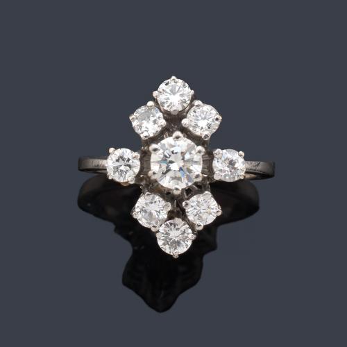  Anillo con cuajado de brillantes de aprox. 1,20 ct en total.