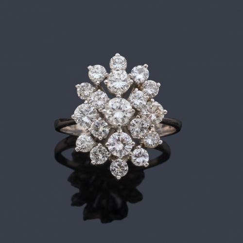  Anillo con cuajado de brillantes de aprox. 1,95 ct en total.