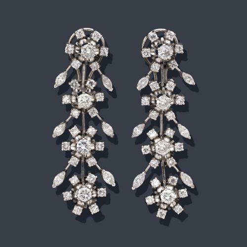  Pendientes largos con cuatro motivos de florales con diamantes talla brillante y marquís de aprox. 5,76 ct en total.