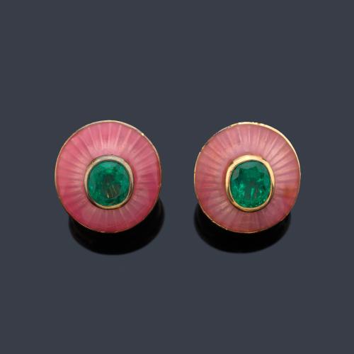  Pendientes cortos con dos esmeraldas talla oval de aprox. 5,80 ct en total con orla en esmalte 'guilloché' en tonalidad rosa intenso. Certificado CISGEM.