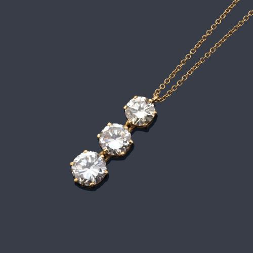  Colgante con tres brillantes de aprox. 4,33 ct en total en montura de oro amarillo de 18K.