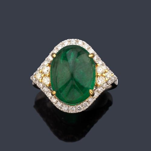  Anillo con esmeralda talla cabujón de aprox. 6,31 ct con orla de brillantes 'fancy yellow' e incoloros de aprox. 0,66 ct en total.