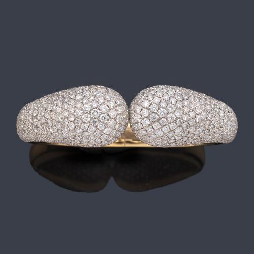  Pulsera rígida con dos brazos enfrentados con remate bombé en pavé de brillantes de aprox. 14,09 ct en total.