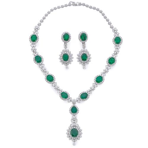  Importante collar y pendientes largos con diamantes talla brillantes, oval y perilla de aprox. 34,22 ct en total y esmeraldas talla oval de aprox. 52,90 ct en total. Dos reporte de joyería HRD.