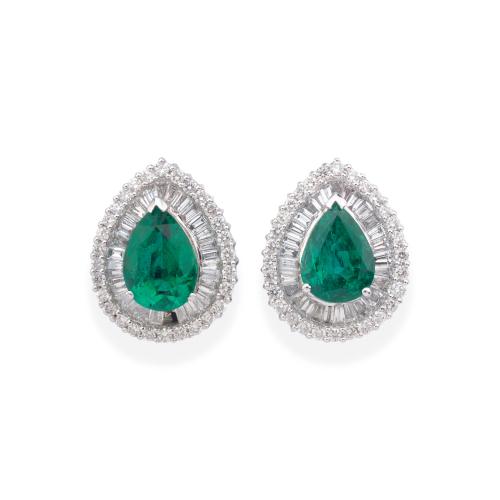  Pendientes cortos con pareja de esmeraldas talla perilla de aprox. 7,66 ct en total y diamantes talla brillante y trapecio de aprox. 3,70 ct en total.