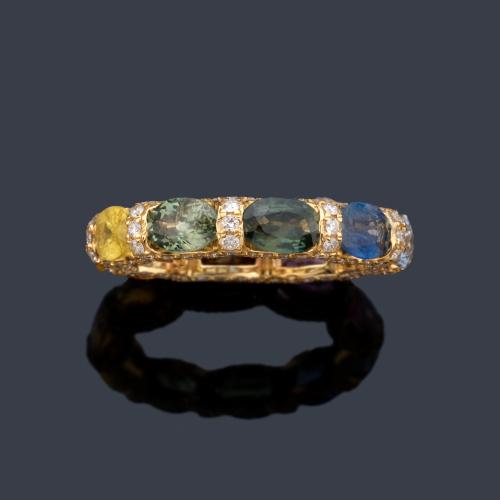  Alianza completa con zafiros multicolor talla oval de aprox. 5,89 ct con brillantes de aprox. 1,05 ct en total. Certificado Reporte GSI.