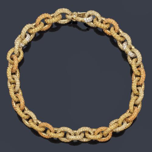  Collar con eslabones ovalados con cuajado de zafiros amarillos y naranjas de aprox. 45,00 ct en total y dos eslabones con brillantes de aprox. 3,20 ct en total.