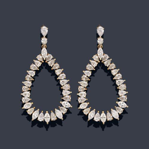  Pendientes largos con diseño en forma de gota con diamantes talla marquís y perilla de aprox. 6,13 ct en total.