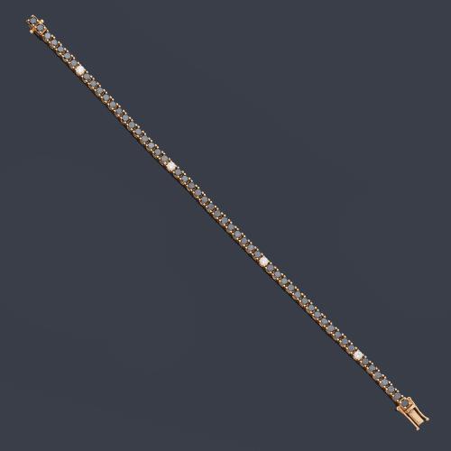  Pulsera rivière con diamantes negros de aprox. 4,78 ct en total y brillantes incoloros de aprox. 0,32 ct en total.