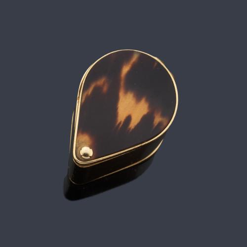  Lupa 10X realizada en oro amarillo de 18K.