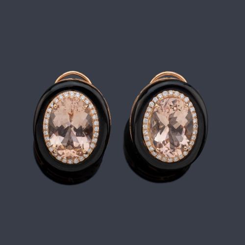  Pendientes cortos con pareja de morganitas de aprox. 9,92 ct con orla de brillantes de aprox. 0,40 ct y una pieza ovalada de ónix.