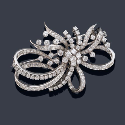Broche años '60 con diseño de lazada y rosetón central con diamantes talla brillante y 8/8 de aprox. 3,70 ct en total.