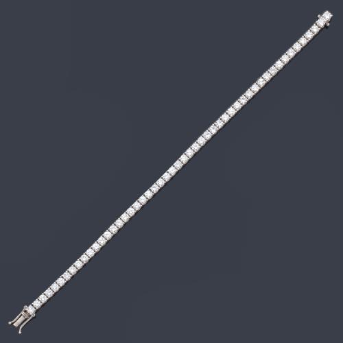  Pulsera rivière con banda de brillantes de aprox. 6,95 ct en total.
