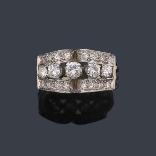 Anillo con cinco brillantes en la parte central y diamantes talla 8/8 de aprox. 0,85 ct en total.