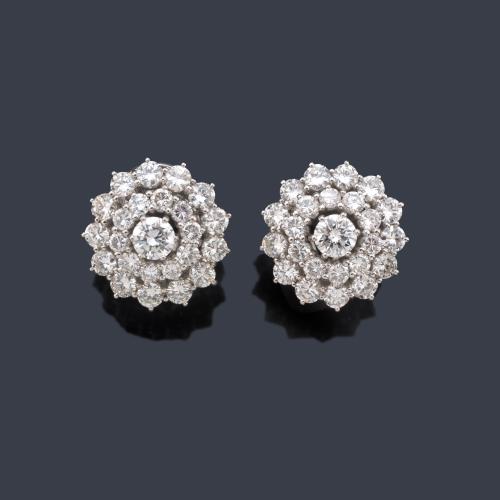  Pendientes cortos con diseño de rosetón y doble orla de brillantes de aprox. 4,00 ct en total.
