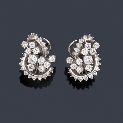  Pendientes cortos con cuajado de brillantes al centro y dos bandas curvadas de aprox. 3,22 ct en total.