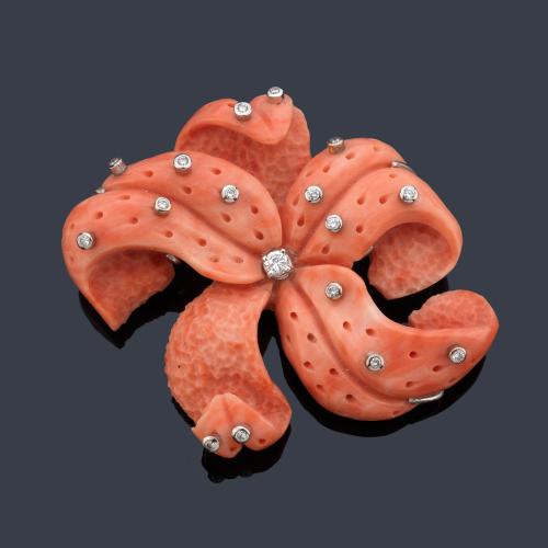  Broche con diseño de estrella de mar realizada en coral, salpicado de brillantes.